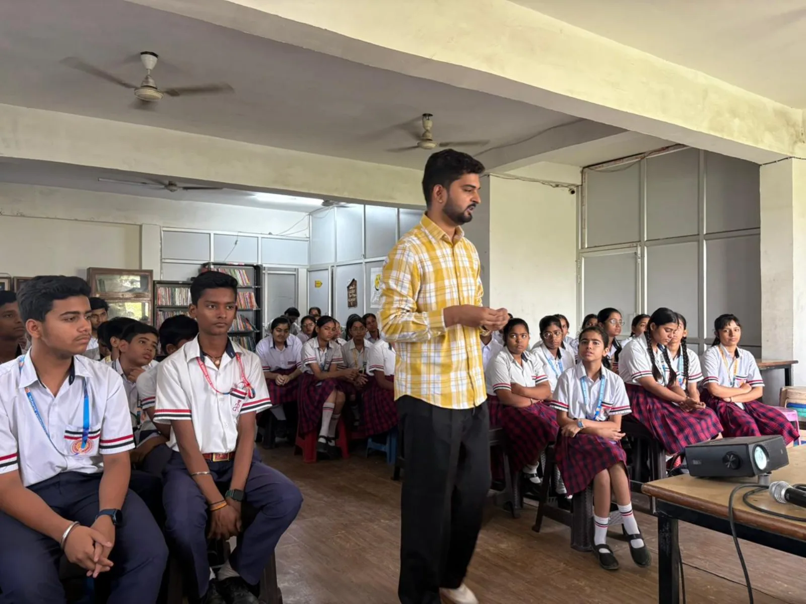 Arpit Tiwari teaching an AI workshop to school students in Kanpur